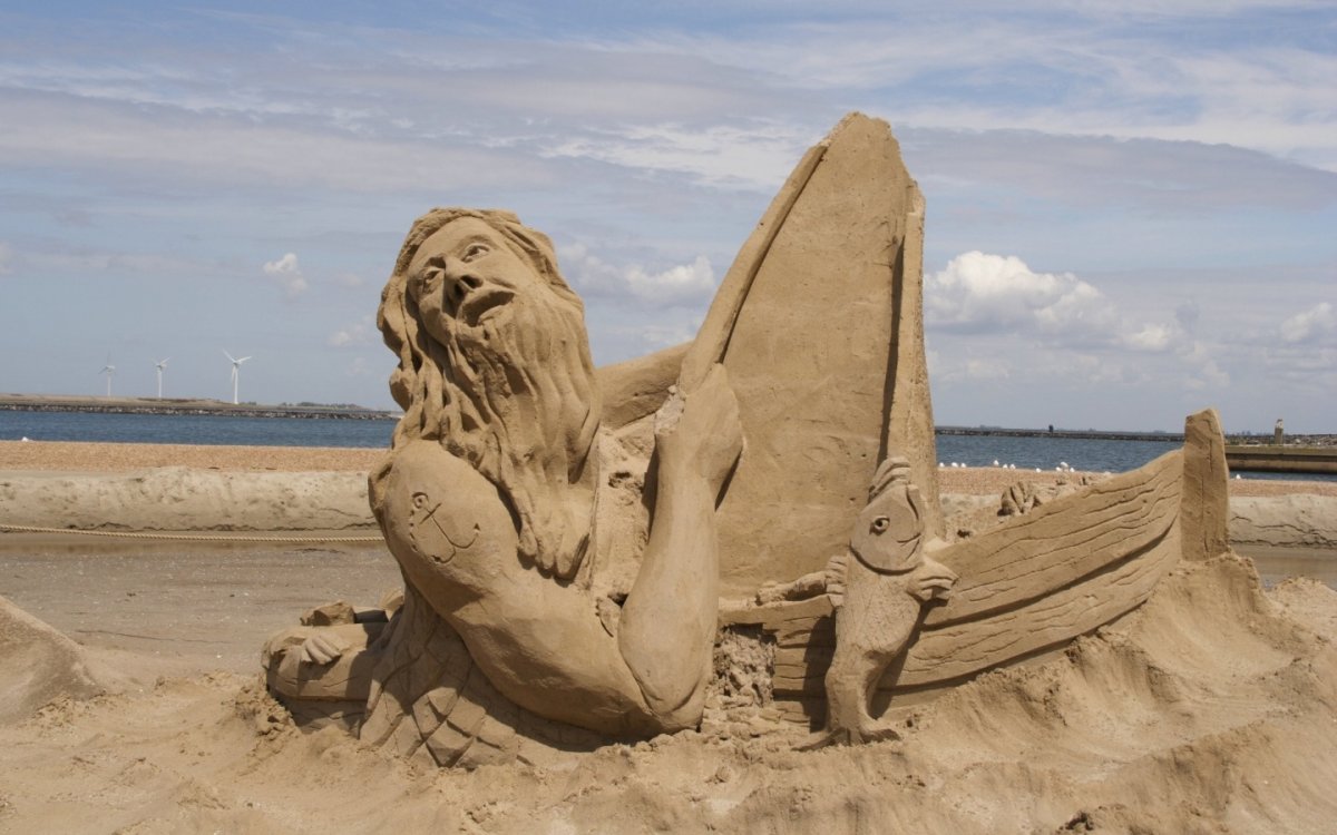 Статуя свободы из песка