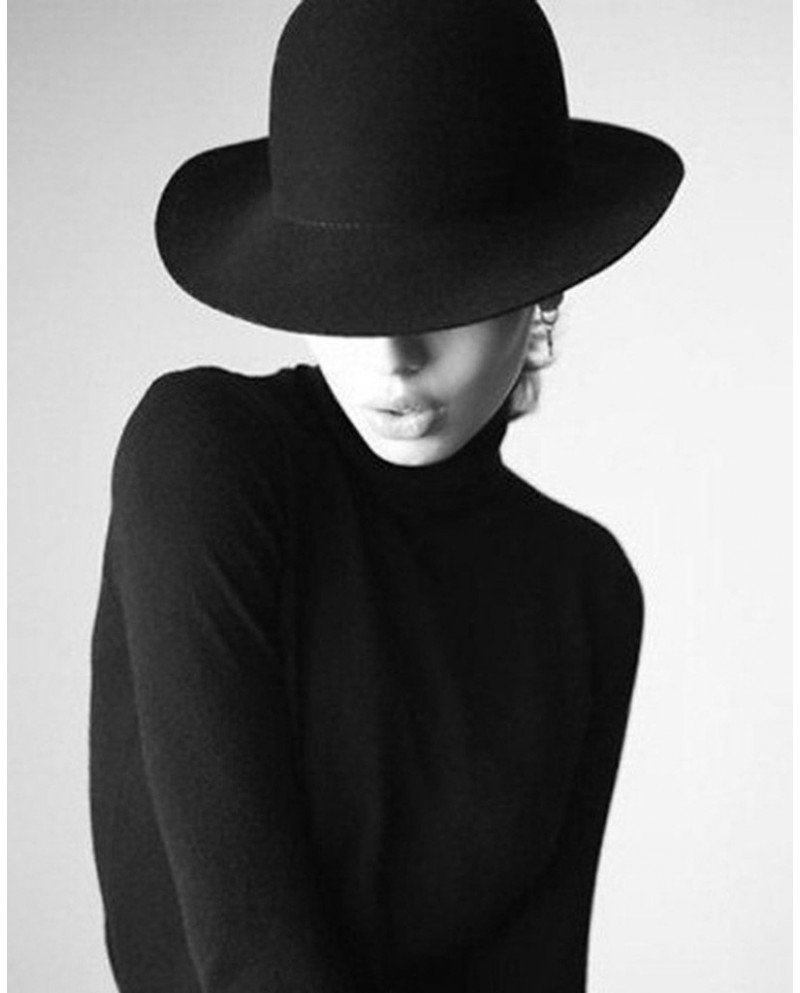 Фото женщины в черном