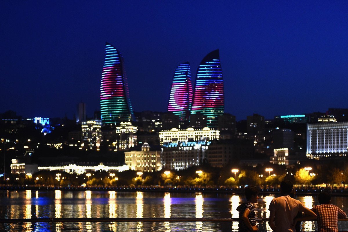 Ночной Баку флаг