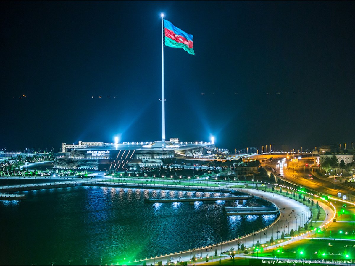 Ночной Баку флаг