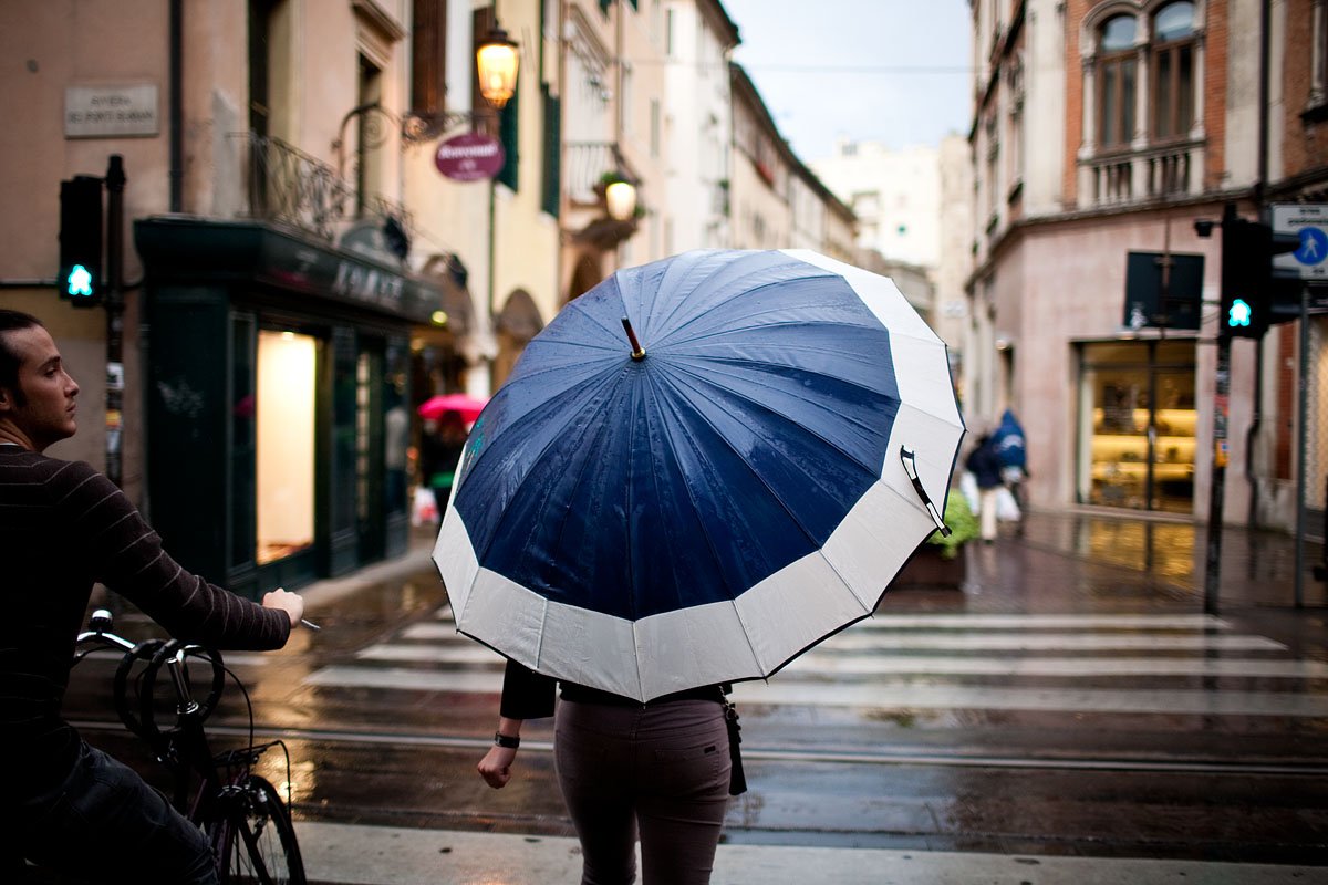 Люди на улице зонтик