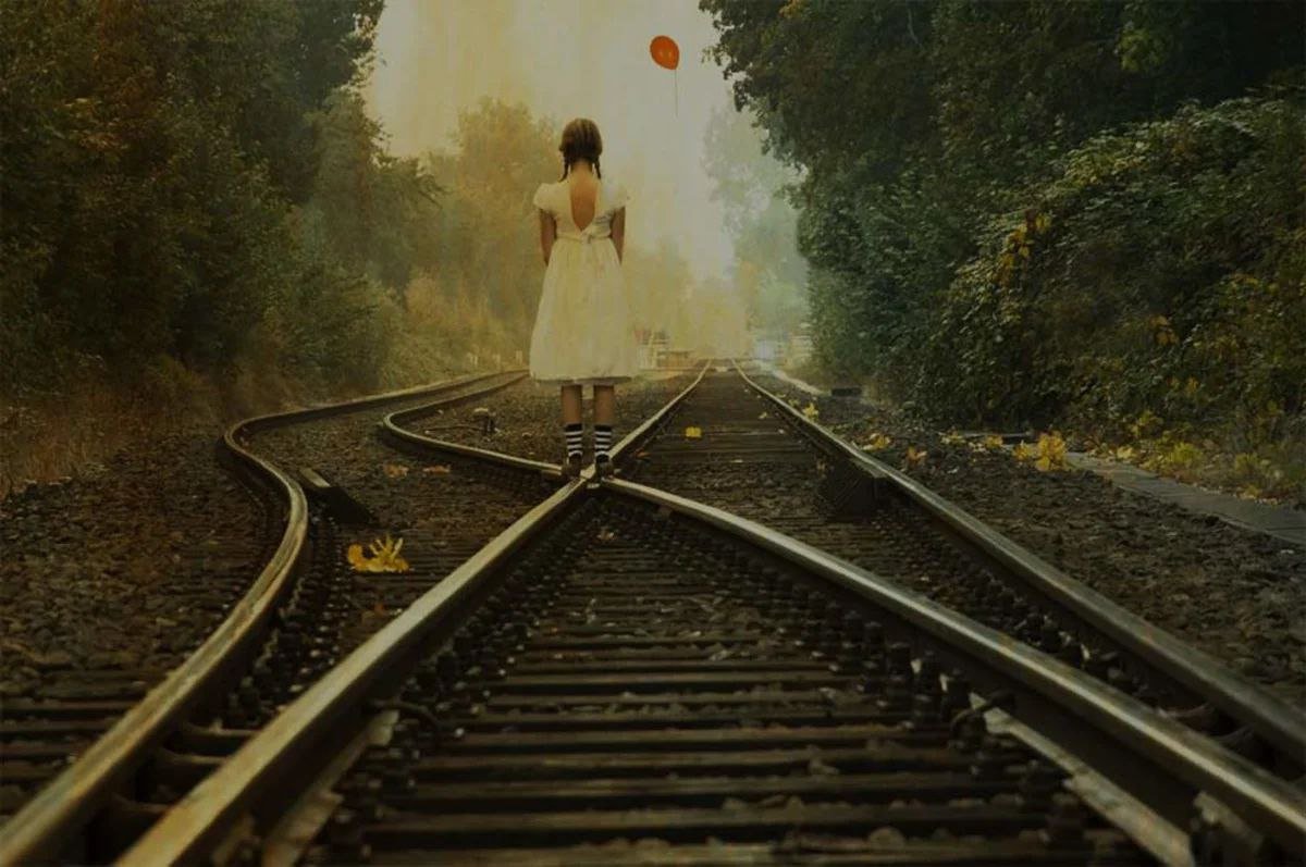 Девушка на рельсах и поезд