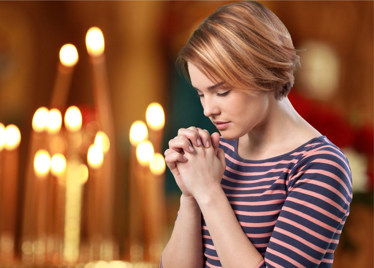 Девушка молится