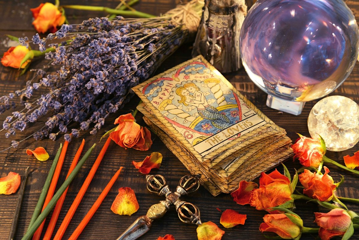 Карты Таро магия. Карты Таро и Хрустальный шар. Магические атрибуты. Магический ритуал. Духи дня гадание