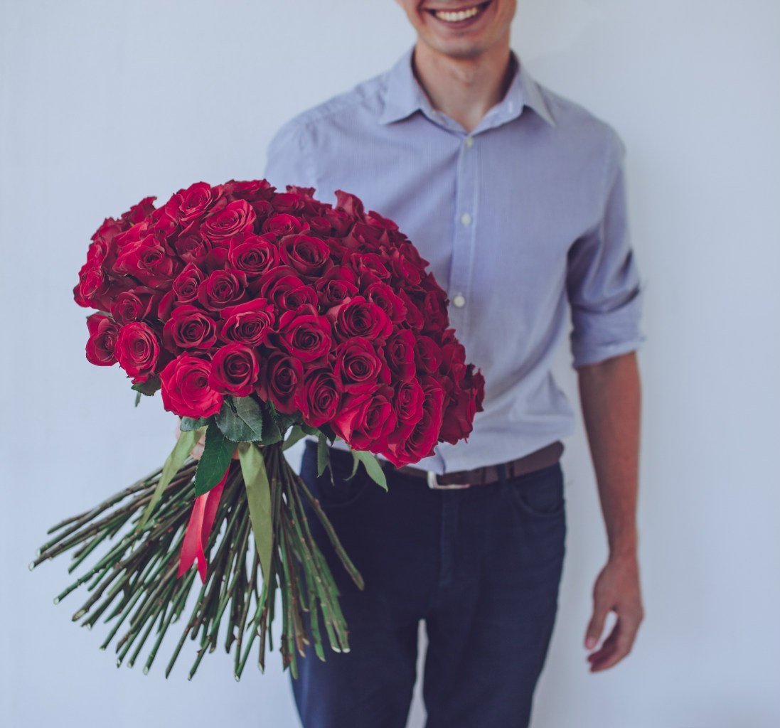 фото красивый мужчина с цветами