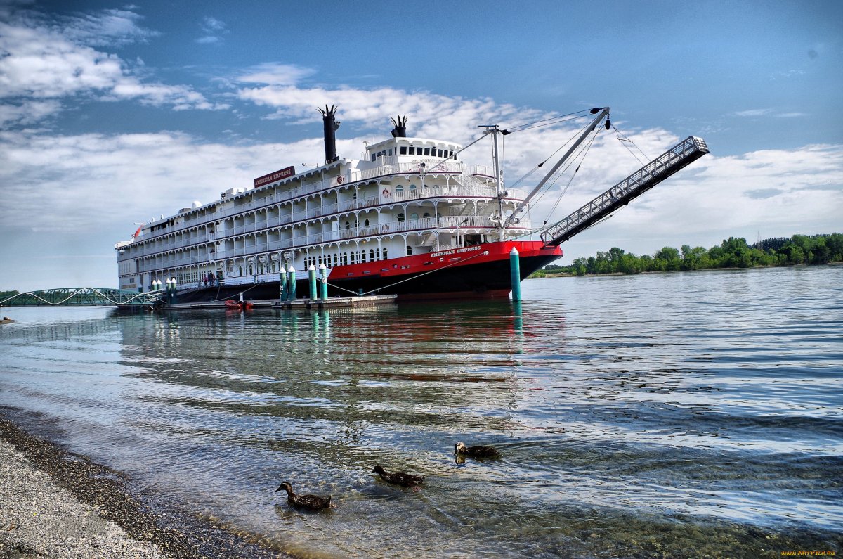 Фото парохода в море