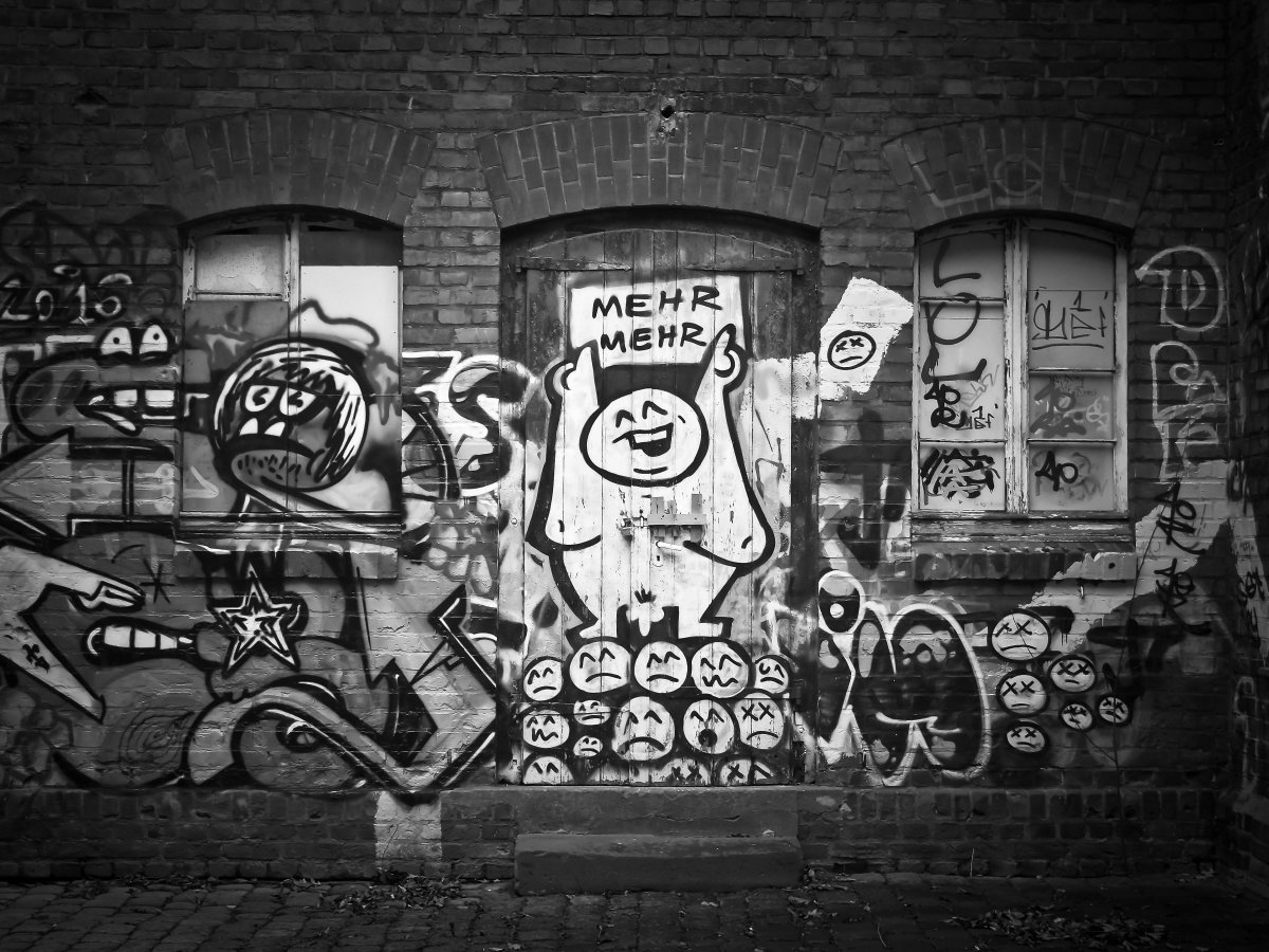 Черно белое граффити на стене