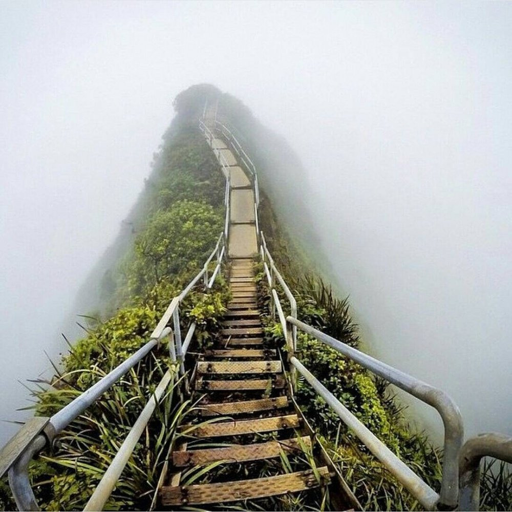 Лестница хайку, Оаху, Гавайи. Лестница хайку на острове Оаху Гавайи. Лестница в небо Оаху. Тропа в небо Гавайи. Step beautiful