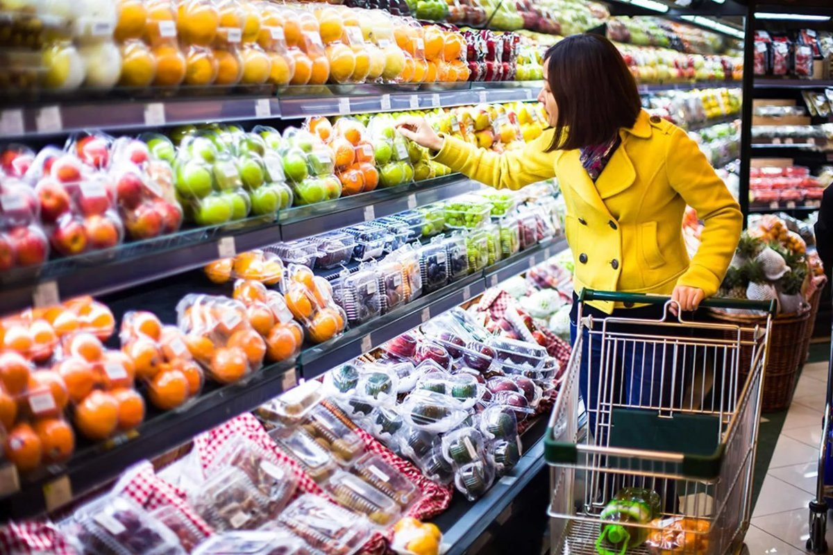 Supermarket без рекламы. Продукты в супермаркете. Розничная торговля. Продуктовый магазин. Прилавок с едой.