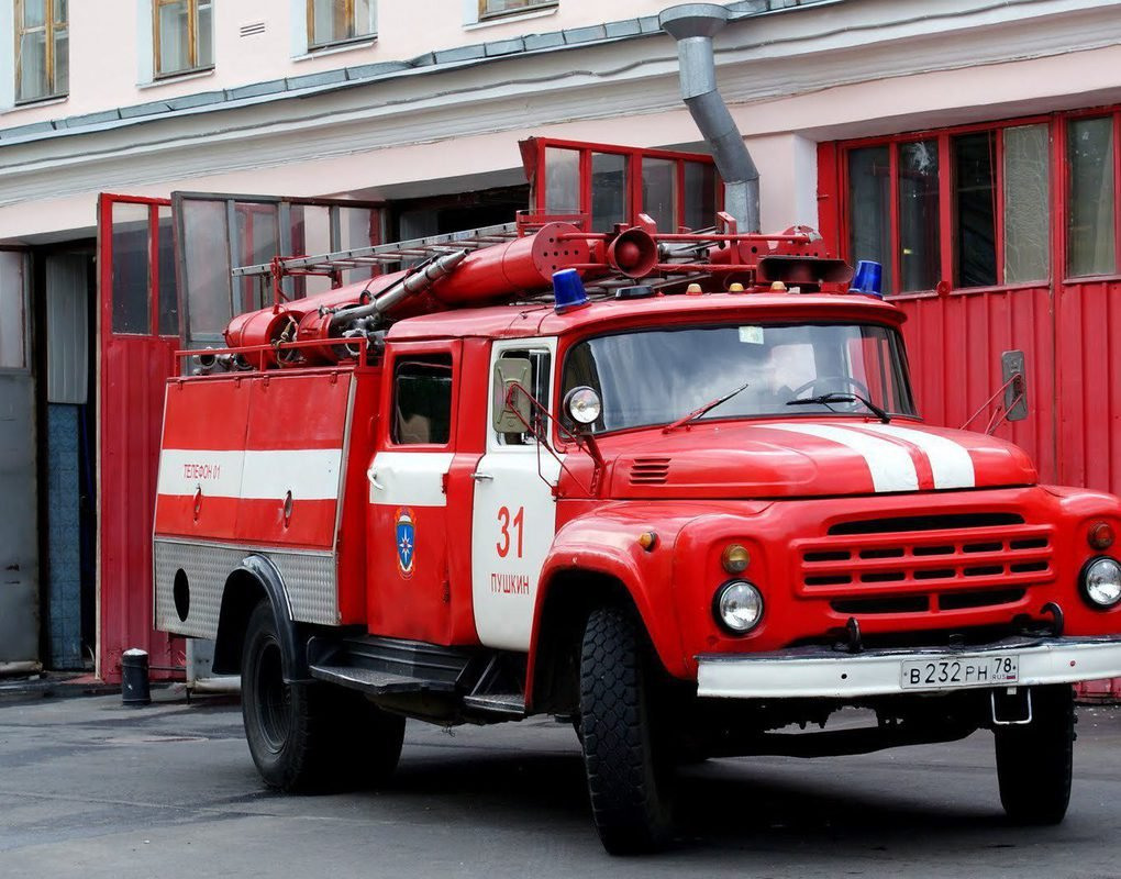 Дайте пожарную машину. ЗИЛ 130 пожарный. ЗИЛ 130 Firetruck. Пожарная машина. Машина МЧС.